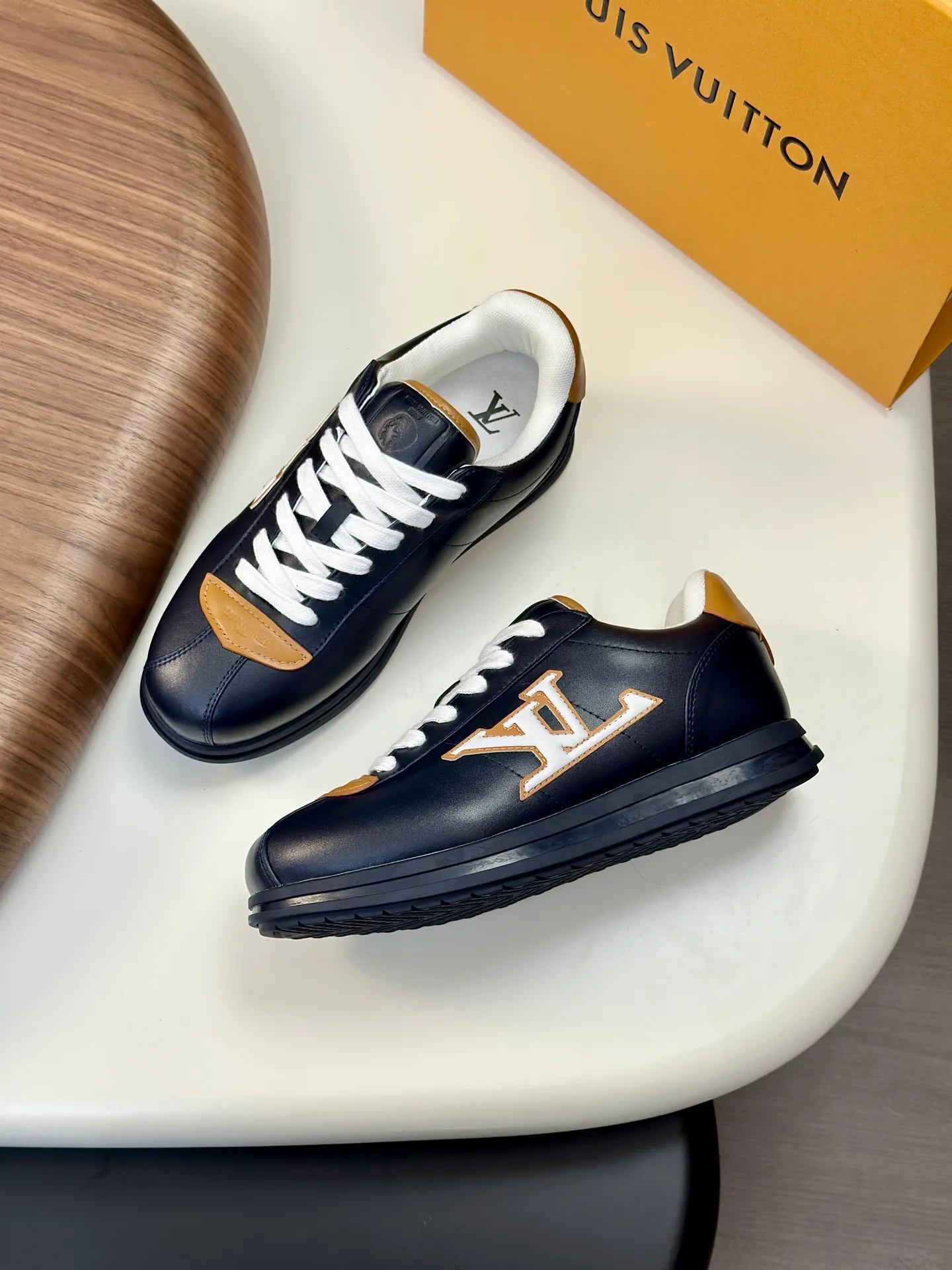 Factory direct sale ¥700💰Full set of packaging💰Top version LV-Louis Vuitton-Classic catwalk new style 1:1 developed replica of the original version! ! The upper foot is very comfortable. It is made of luxurious materials and fine workmanship. The midsole is printed with English letters "Made in Europe". The upper is made of calfskin imported from Italy. The side is decorated with the brand's LOGO and signature. The latest latex foot pads and mesh lining make the foot feel super comfortable. The original two-color TPU combination outsole is specially provided by the original factory. Bag technology Goodyear stitched edges Fabric: Exclusive custom first-layer cowhide Accessories: Exclusive private model Vuitton logo, lining: Customized silk mesh lining - first-layer silk cowhide lining Outsole: TPU combination outsole wear-resistant, non-slip and anti-yellowing Foot pads: new latex pads-mesh sweat-absorbent Counter technology: fully computerized sewing machine wire drawing Toe box back cover Hot and cold shaping Full set of pull-top last with medium and low logo pattern Counter packaging - Shoelaces, certificates, cards, instructions, certificates of quality, dust bags, the most comprehensive packaging on the Internet, men's size 339-44 (38/45 custom-made, non-refundable!